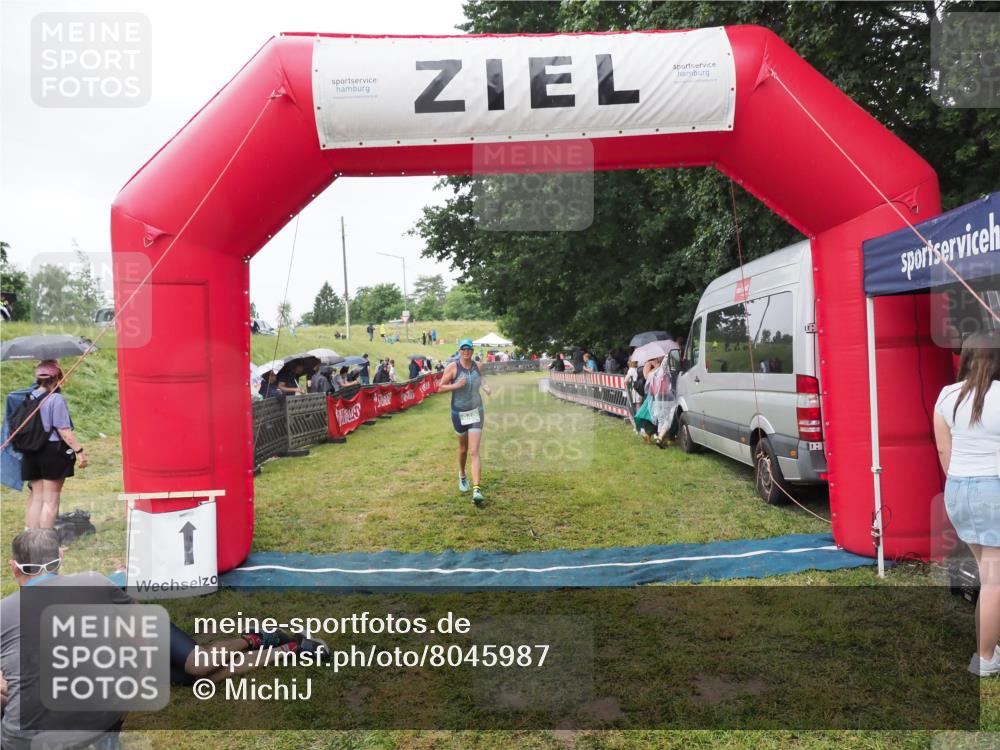 21.06.2025 - 27. Vierlanden-Triathlon MichiJ http://msf.ph/oto/8045987 15.06.2026 13:57:20 Ziel 940 meine-sportfotos.de