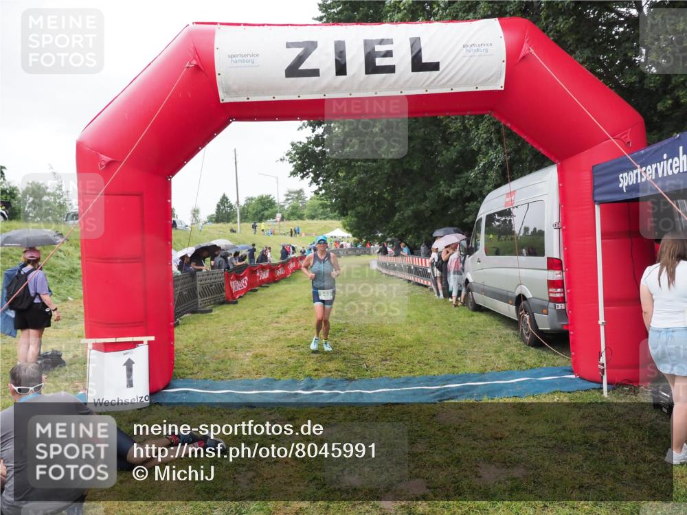 21.06.2025 - 27. Vierlanden-Triathlon MichiJ http://msf.ph/oto/8045991 15.06.2026 13:57:21 Ziel 940 meine-sportfotos.de