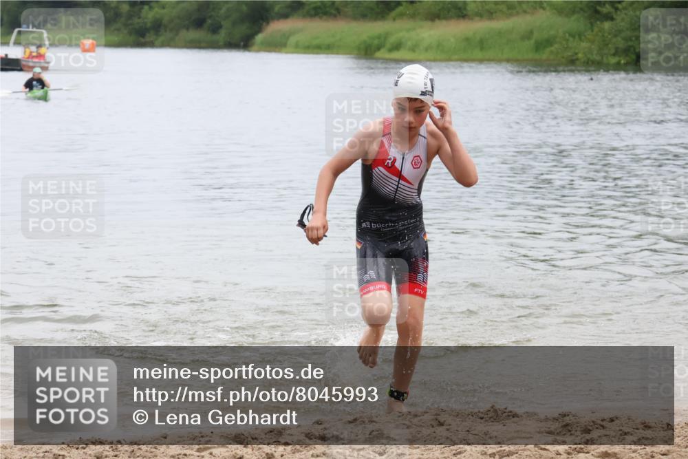 21.06.2025 - 27. Vierlanden-Triathlon Lena Gebhardt http://msf.ph/oto/8045993 15.06.2025 14:52:03 Schwimmen 1352, 1364 meine-sportfotos.de