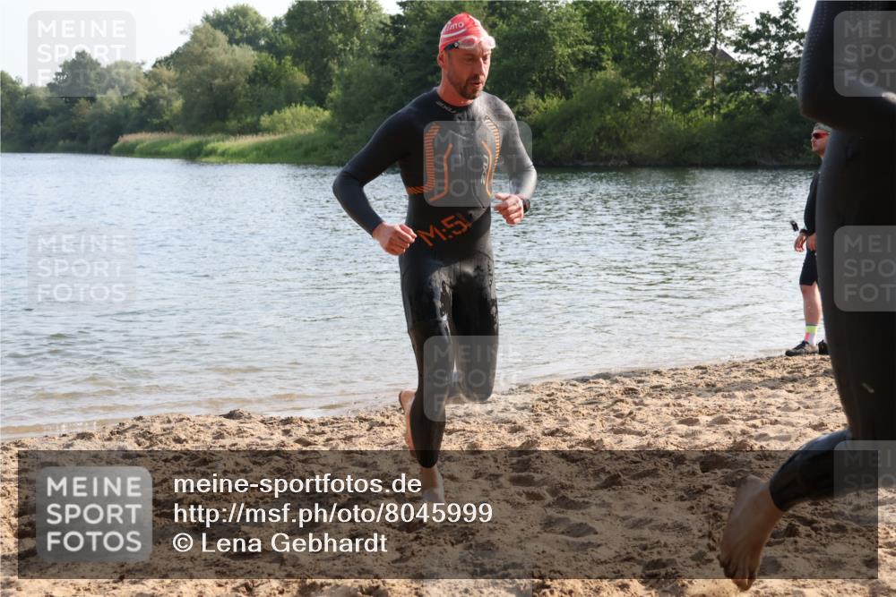 15.06.2025 - 27. Vierlanden-Triathlon Lena Gebhardt http://msf.ph/oto/8045999 15.06.2025 08:41:17 Schwimmen 22, 109, 111, 138, 147, 176 meine-sportfotos.de