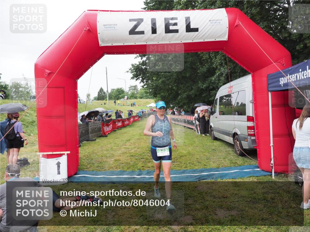 21.06.2025 - 27. Vierlanden-Triathlon MichiJ http://msf.ph/oto/8046004 15.06.2026 13:57:22 Ziel 940 meine-sportfotos.de