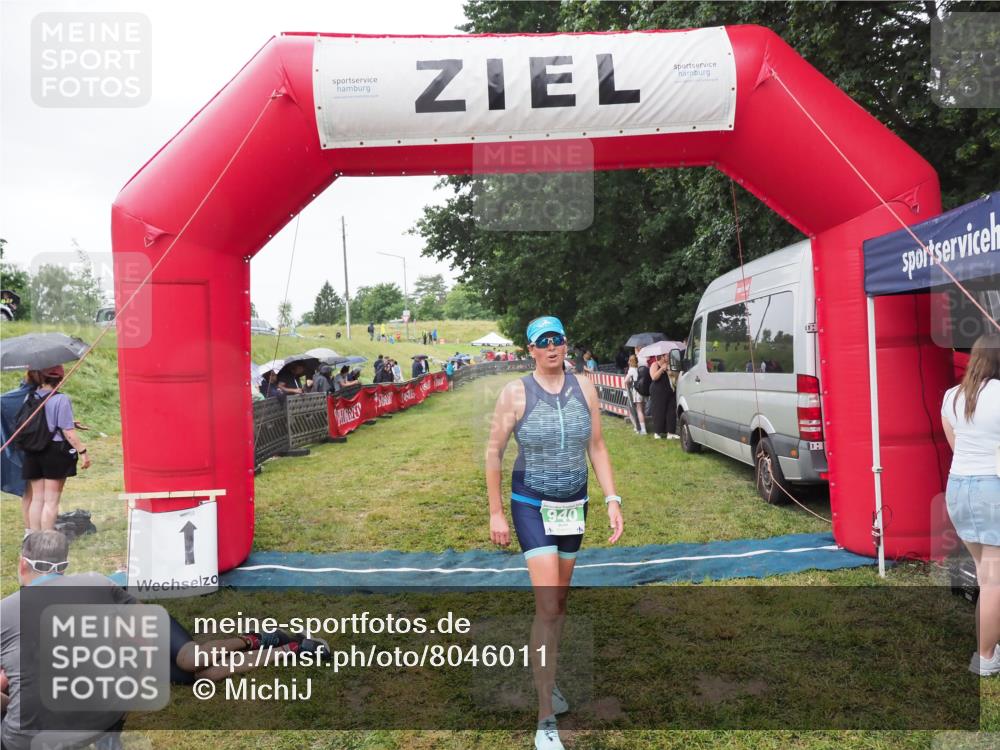21.06.2025 - 27. Vierlanden-Triathlon MichiJ http://msf.ph/oto/8046011 15.06.2026 13:57:22 Ziel 940 meine-sportfotos.de