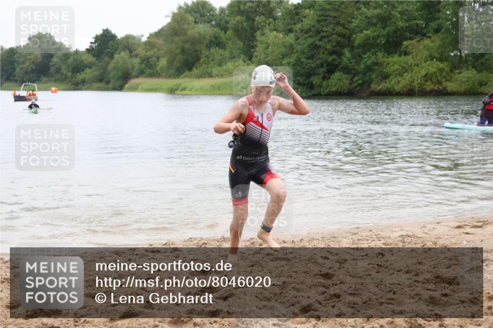 21.06.2025 - 27. Vierlanden-Triathlon Lena Gebhardt http://msf.ph/oto/8046020 15.06.2025 14:52:04 Schwimmen 1352, 1364 meine-sportfotos.de