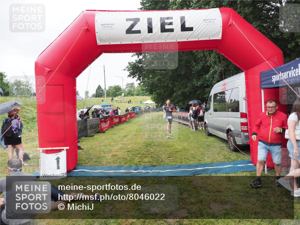 21.06.2025 - 27. Vierlanden-Triathlon MichiJ http://msf.ph/oto/8046022 15.06.2026 13:57:44 Ziel 1097 meine-sportfotos.de