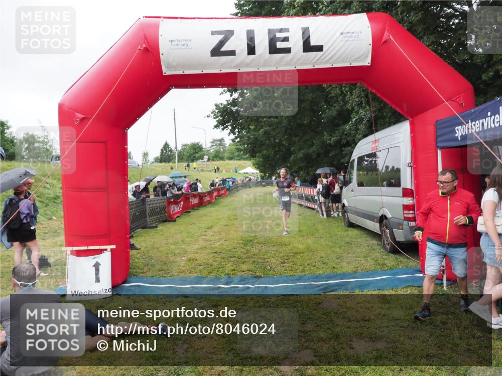21.06.2025 - 27. Vierlanden-Triathlon MichiJ http://msf.ph/oto/8046024 15.06.2026 13:57:44 Ziel 1097 meine-sportfotos.de