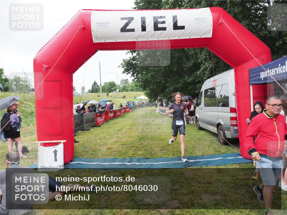 21.06.2025 - 27. Vierlanden-Triathlon MichiJ http://msf.ph/oto/8046030 15.06.2026 13:57:46 Ziel 1097 meine-sportfotos.de