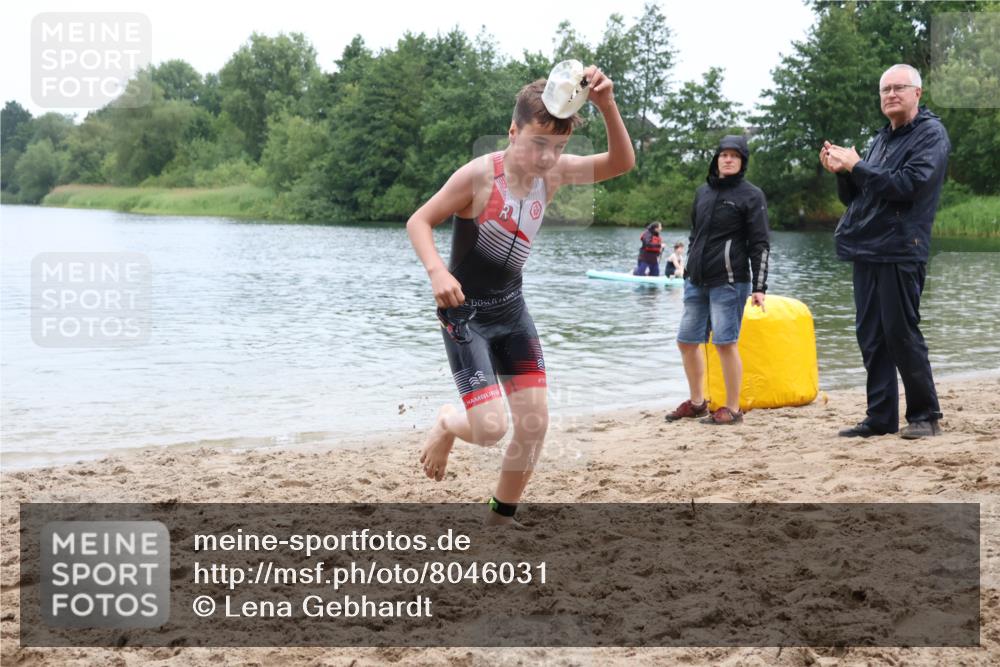 21.06.2025 - 27. Vierlanden-Triathlon Lena Gebhardt http://msf.ph/oto/8046031 15.06.2025 14:52:05 Schwimmen 1352, 1364 meine-sportfotos.de