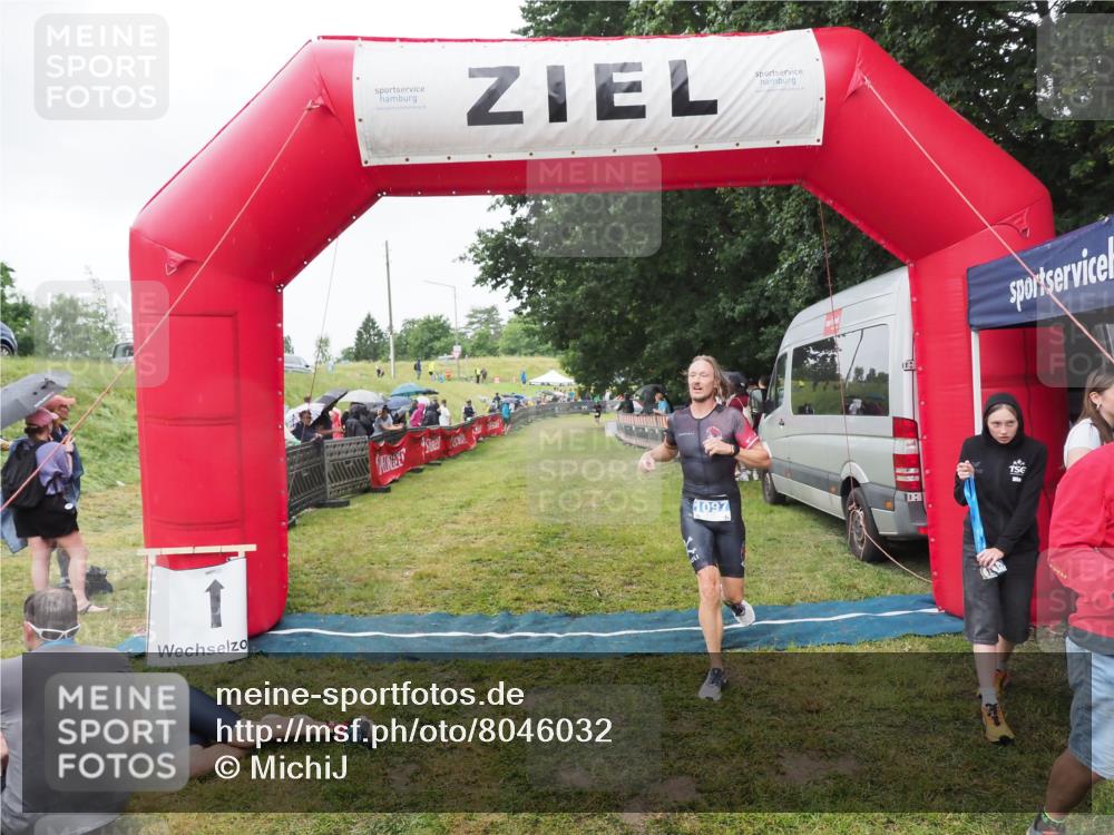 21.06.2025 - 27. Vierlanden-Triathlon MichiJ http://msf.ph/oto/8046032 15.06.2026 13:57:46 Ziel 1097 meine-sportfotos.de