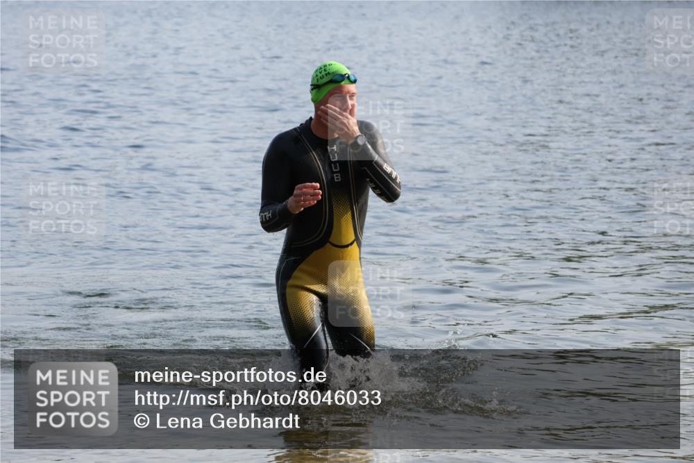 15.06.2025 - 27. Vierlanden-Triathlon Lena Gebhardt http://msf.ph/oto/8046033 15.06.2025 08:41:40 Schwimmen 122 meine-sportfotos.de