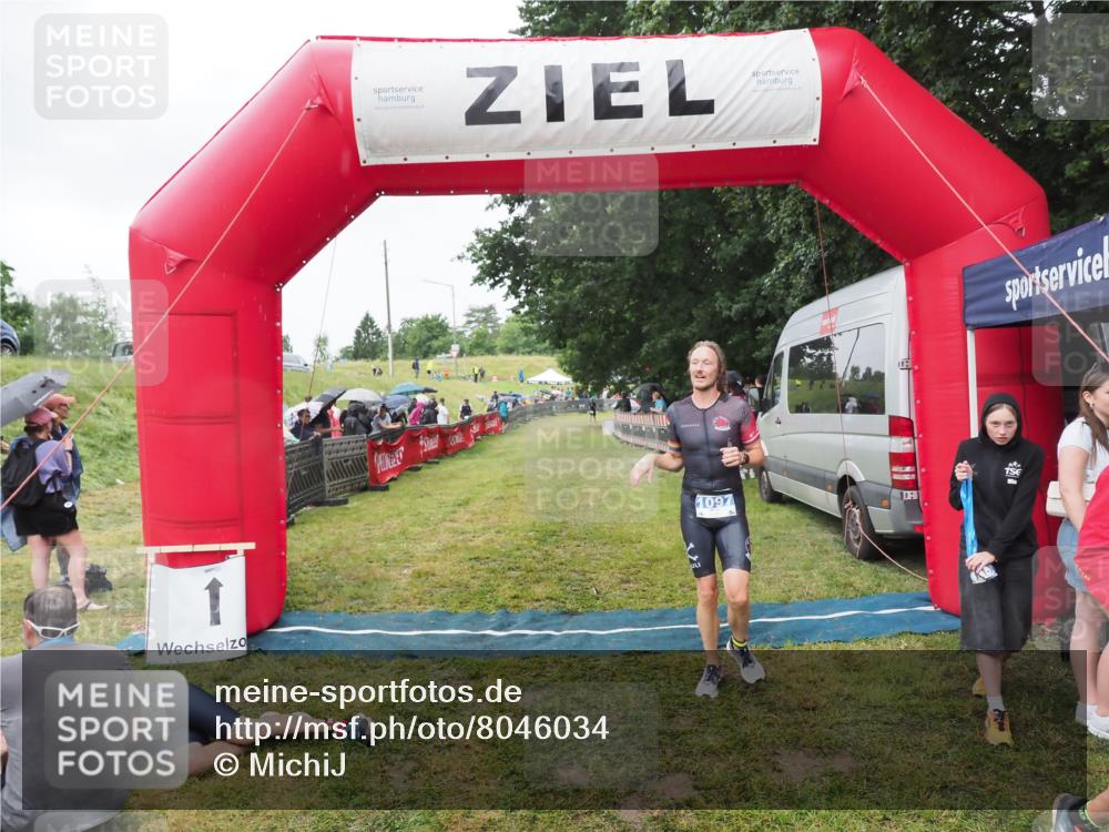 21.06.2025 - 27. Vierlanden-Triathlon MichiJ http://msf.ph/oto/8046034 15.06.2026 13:57:46 Ziel 1097 meine-sportfotos.de