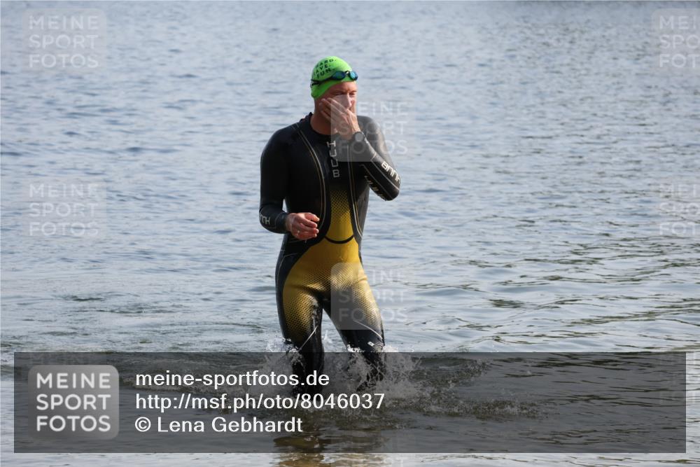 15.06.2025 - 27. Vierlanden-Triathlon Lena Gebhardt http://msf.ph/oto/8046037 15.06.2025 08:41:40 Schwimmen 122 meine-sportfotos.de