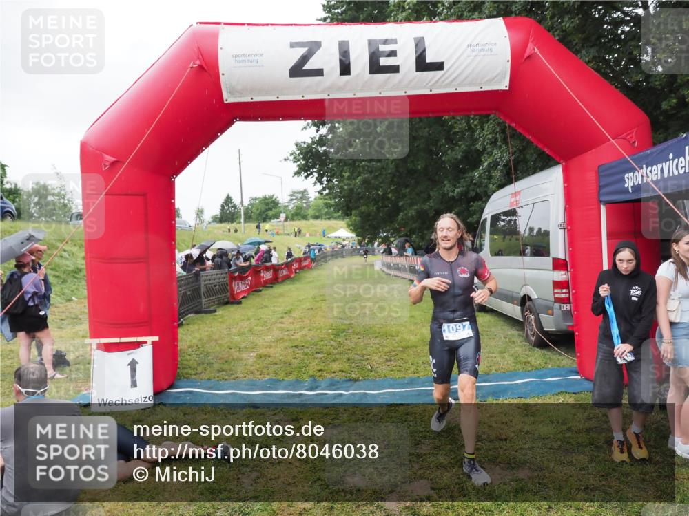 21.06.2025 - 27. Vierlanden-Triathlon MichiJ http://msf.ph/oto/8046038 15.06.2026 13:57:46 Ziel 1097 meine-sportfotos.de