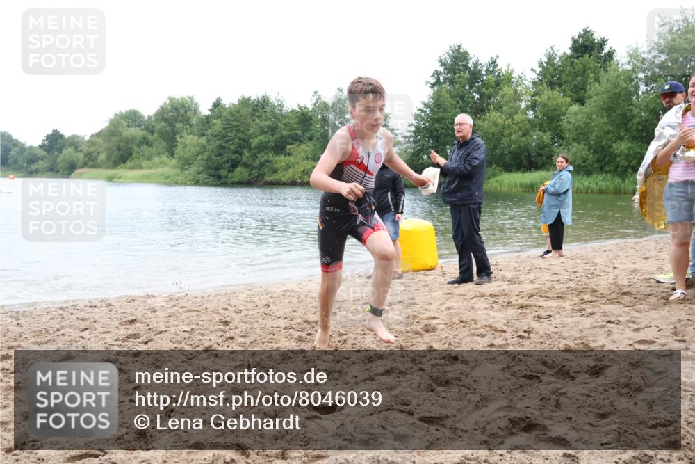 21.06.2025 - 27. Vierlanden-Triathlon Lena Gebhardt http://msf.ph/oto/8046039 15.06.2025 14:52:05 Schwimmen 1352, 1364 meine-sportfotos.de