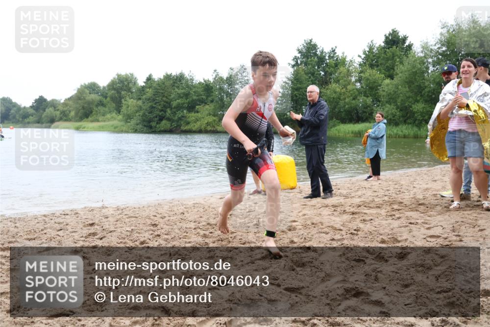 21.06.2025 - 27. Vierlanden-Triathlon Lena Gebhardt http://msf.ph/oto/8046043 15.06.2025 14:52:05 Schwimmen 1352, 1364 meine-sportfotos.de