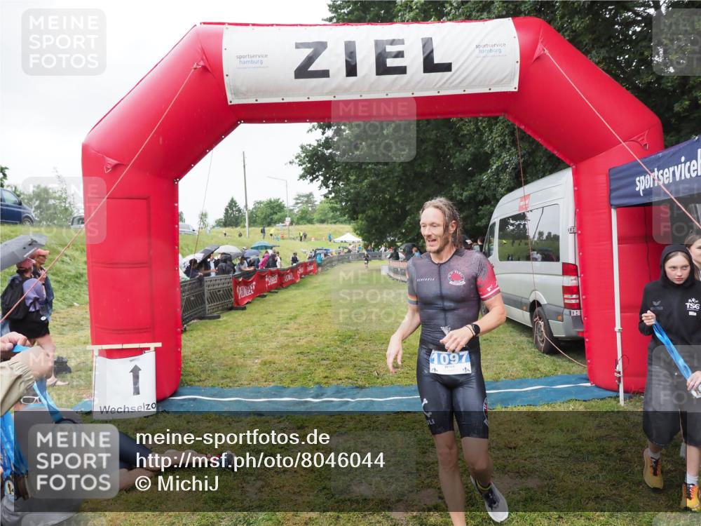21.06.2025 - 27. Vierlanden-Triathlon MichiJ http://msf.ph/oto/8046044 15.06.2026 13:57:47 Ziel 1097 meine-sportfotos.de