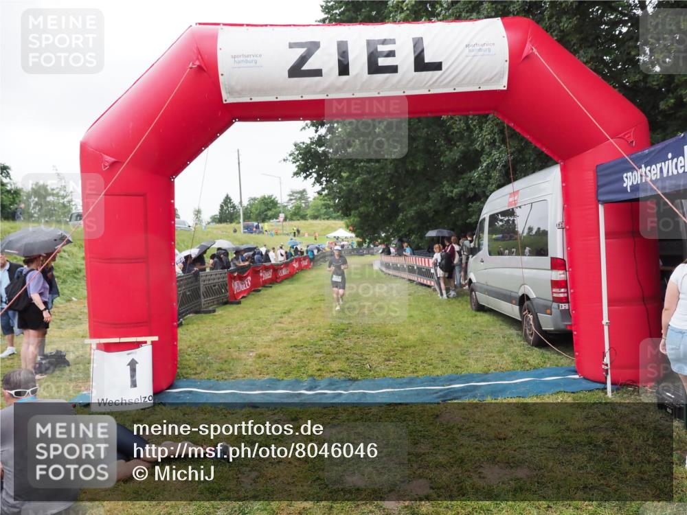 21.06.2025 - 27. Vierlanden-Triathlon MichiJ http://msf.ph/oto/8046046 15.06.2026 13:57:57 Ziel 923 meine-sportfotos.de