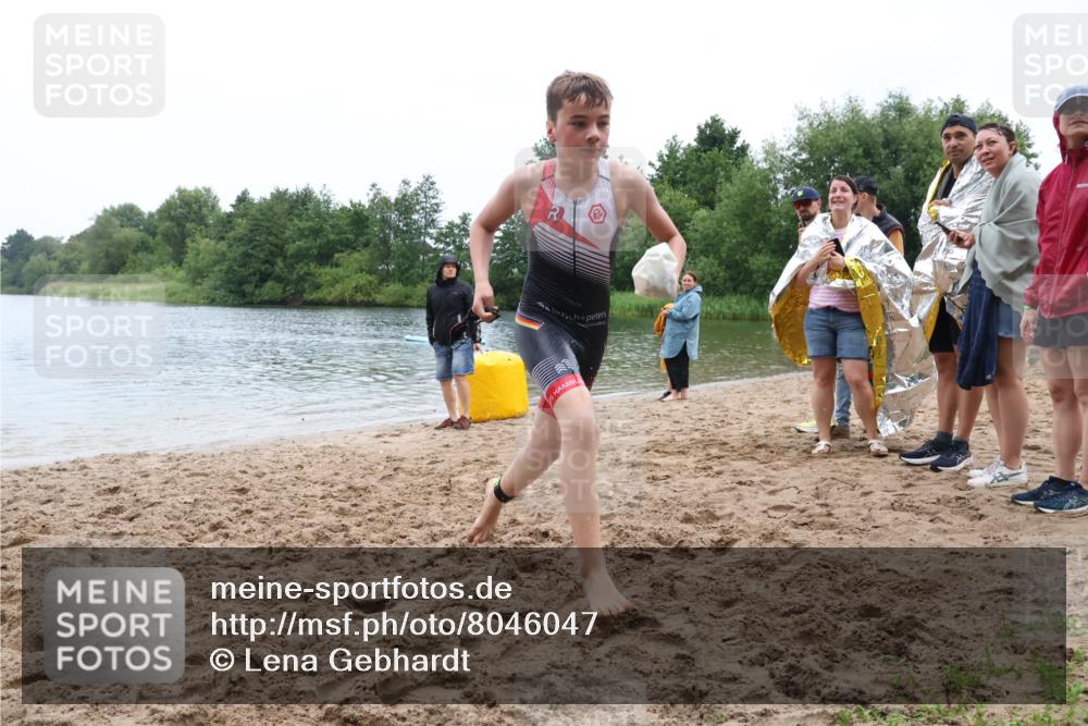 21.06.2025 - 27. Vierlanden-Triathlon Lena Gebhardt http://msf.ph/oto/8046047 15.06.2025 14:52:05 Schwimmen 1352, 1364 meine-sportfotos.de