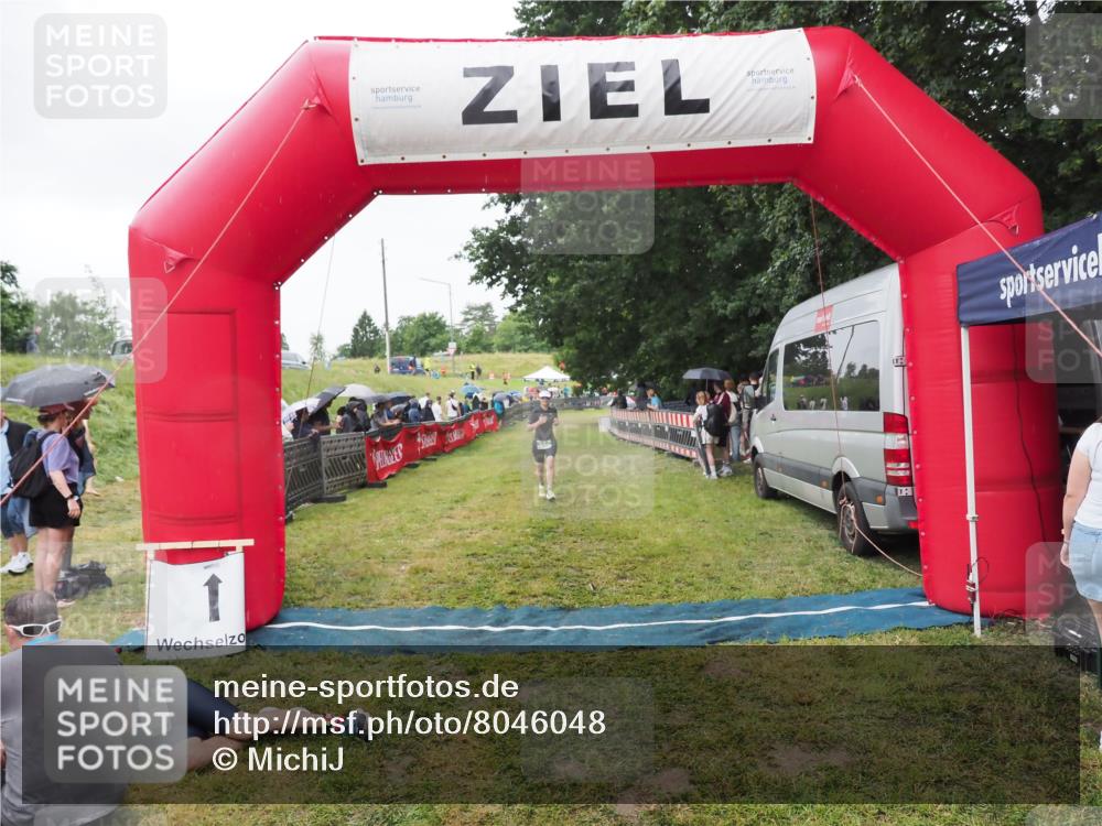 21.06.2025 - 27. Vierlanden-Triathlon MichiJ http://msf.ph/oto/8046048 15.06.2026 13:57:57 Ziel 923 meine-sportfotos.de