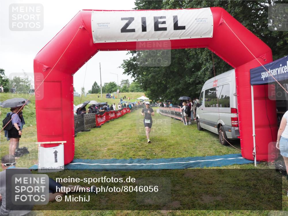 21.06.2025 - 27. Vierlanden-Triathlon MichiJ http://msf.ph/oto/8046056 15.06.2026 13:57:58 Ziel 923 meine-sportfotos.de