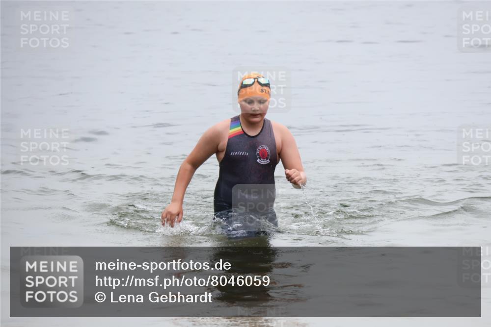 21.06.2025 - 27. Vierlanden-Triathlon Lena Gebhardt http://msf.ph/oto/8046059 15.06.2025 14:52:17 Schwimmen 1361 meine-sportfotos.de