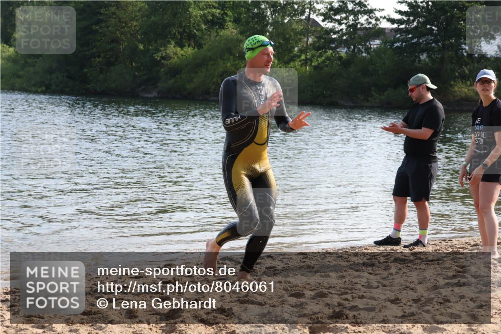 15.06.2025 - 27. Vierlanden-Triathlon Lena Gebhardt http://msf.ph/oto/8046061 15.06.2025 08:41:44 Schwimmen 122 meine-sportfotos.de