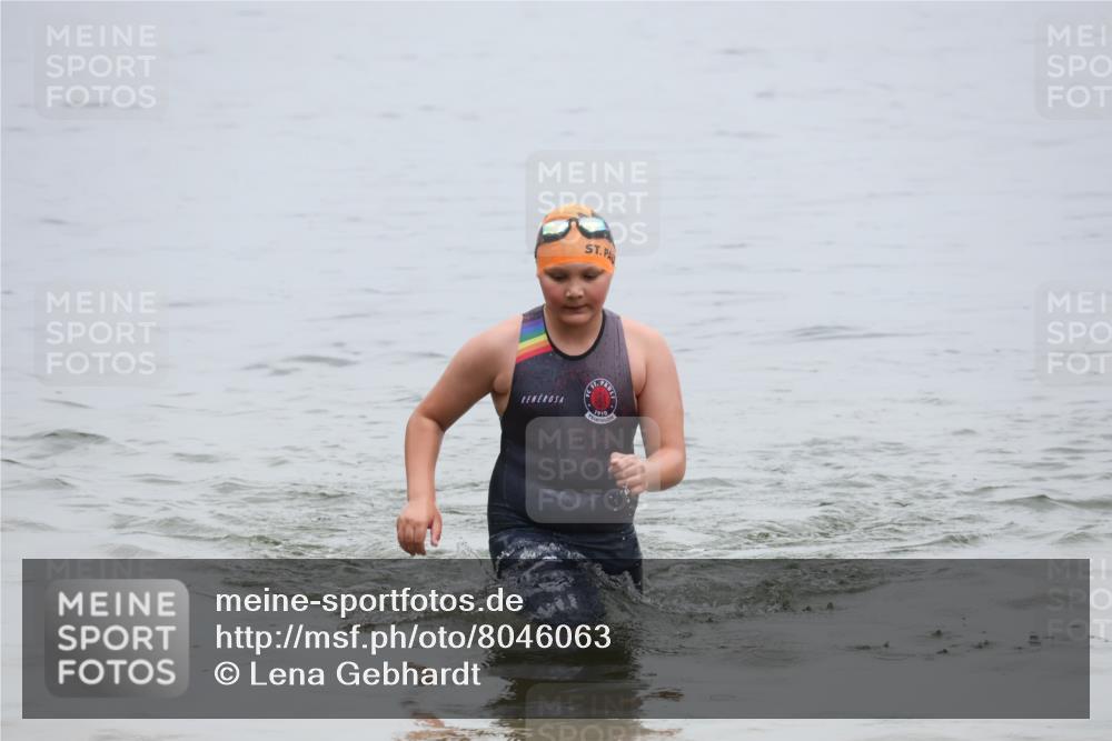 21.06.2025 - 27. Vierlanden-Triathlon Lena Gebhardt http://msf.ph/oto/8046063 15.06.2025 14:52:18 Schwimmen 1361 meine-sportfotos.de