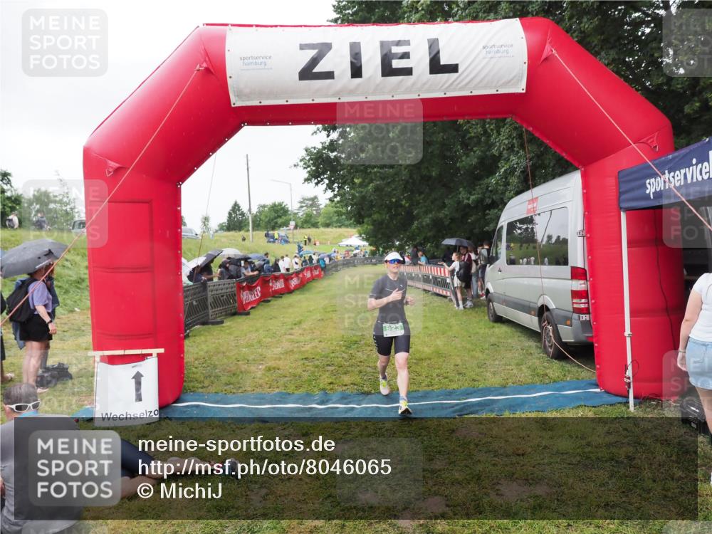 21.06.2025 - 27. Vierlanden-Triathlon MichiJ http://msf.ph/oto/8046065 15.06.2026 13:57:59 Ziel 923 meine-sportfotos.de