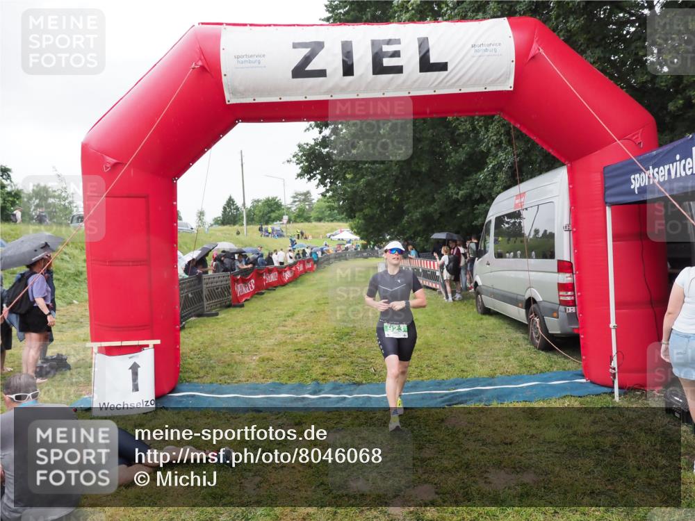 21.06.2025 - 27. Vierlanden-Triathlon MichiJ http://msf.ph/oto/8046068 15.06.2026 13:57:59 Ziel 923 meine-sportfotos.de
