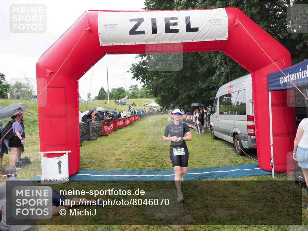 21.06.2025 - 27. Vierlanden-Triathlon MichiJ http://msf.ph/oto/8046070 15.06.2026 13:57:59 Ziel 923 meine-sportfotos.de