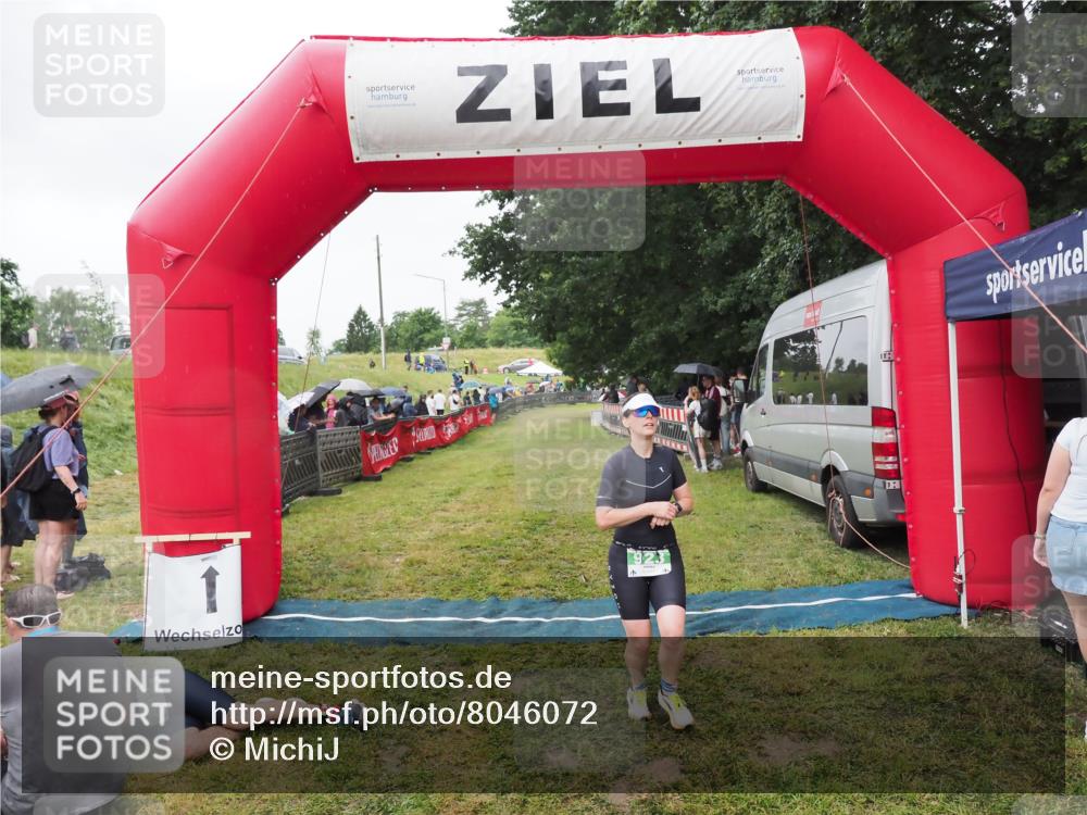 21.06.2025 - 27. Vierlanden-Triathlon MichiJ http://msf.ph/oto/8046072 15.06.2026 13:57:59 Ziel 923 meine-sportfotos.de