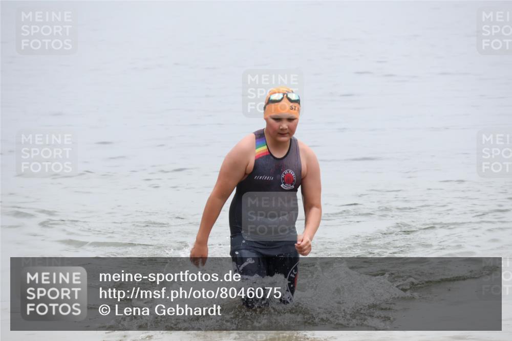 21.06.2025 - 27. Vierlanden-Triathlon Lena Gebhardt http://msf.ph/oto/8046075 15.06.2025 14:52:19 Schwimmen 1361 meine-sportfotos.de