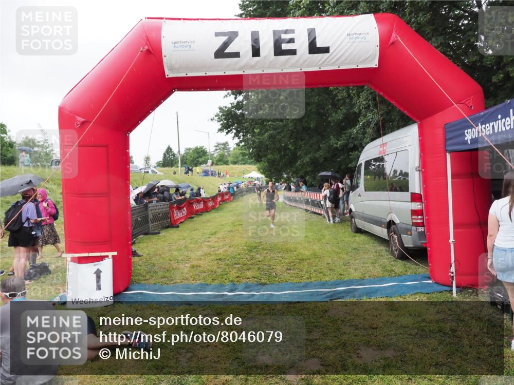 21.06.2025 - 27. Vierlanden-Triathlon MichiJ http://msf.ph/oto/8046079 15.06.2026 13:58:07 Ziel 1116 meine-sportfotos.de