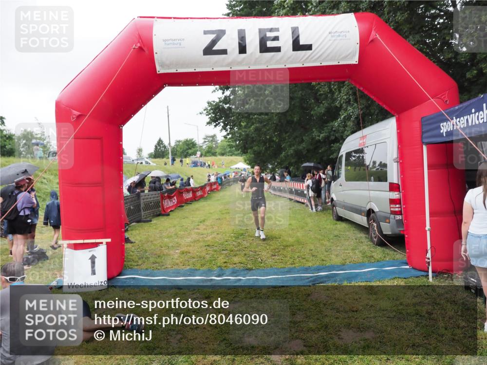 21.06.2025 - 27. Vierlanden-Triathlon MichiJ http://msf.ph/oto/8046090 15.06.2026 13:58:08 Ziel 1116 meine-sportfotos.de