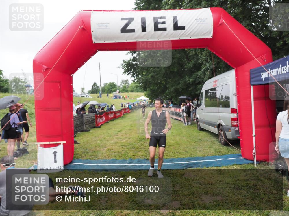 21.06.2025 - 27. Vierlanden-Triathlon MichiJ http://msf.ph/oto/8046100 15.06.2026 13:58:10 Ziel 1116 meine-sportfotos.de