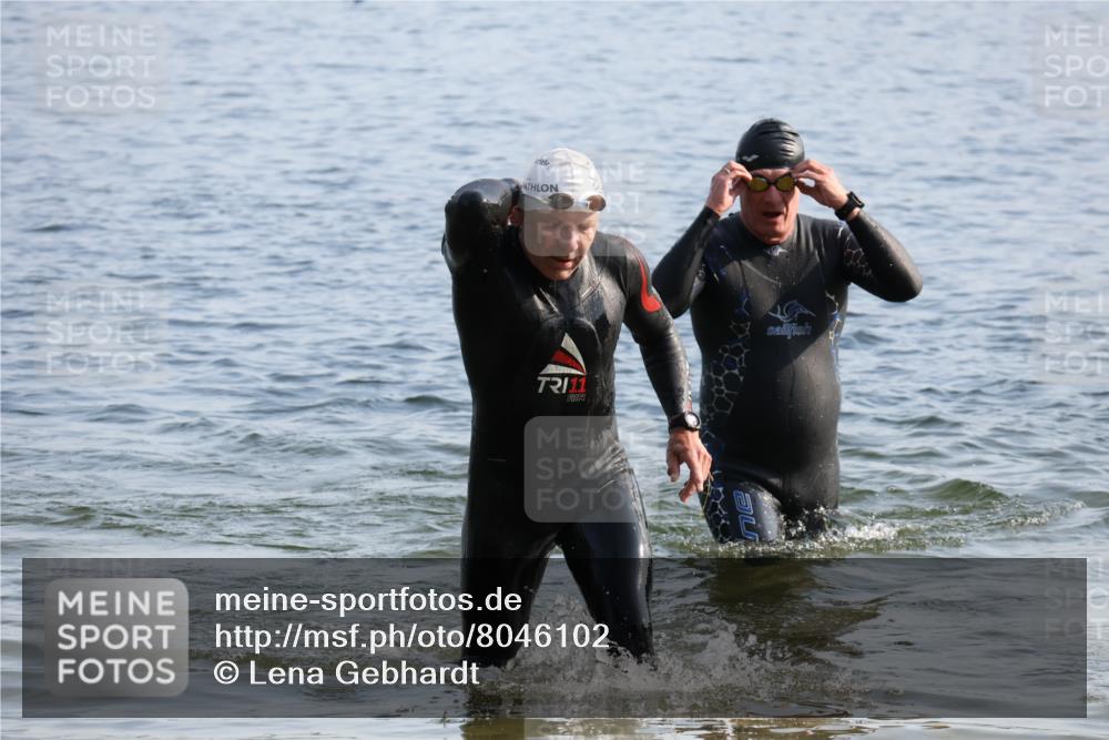 15.06.2025 - 27. Vierlanden-Triathlon Lena Gebhardt http://msf.ph/oto/8046102 15.06.2025 08:42:01 Schwimmen 121, 128 meine-sportfotos.de