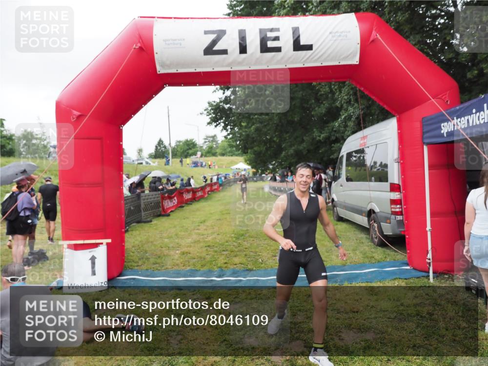 21.06.2025 - 27. Vierlanden-Triathlon MichiJ http://msf.ph/oto/8046109 15.06.2026 13:58:11 Ziel 22, 1116 meine-sportfotos.de