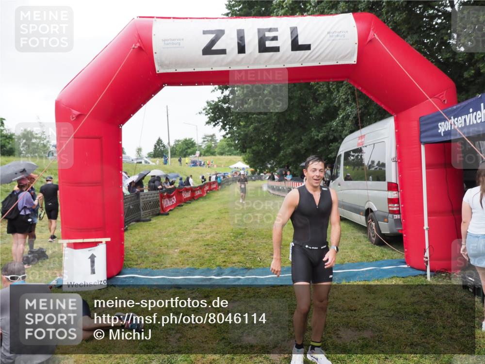 21.06.2025 - 27. Vierlanden-Triathlon MichiJ http://msf.ph/oto/8046114 15.06.2026 13:58:11 Ziel 22, 1116 meine-sportfotos.de