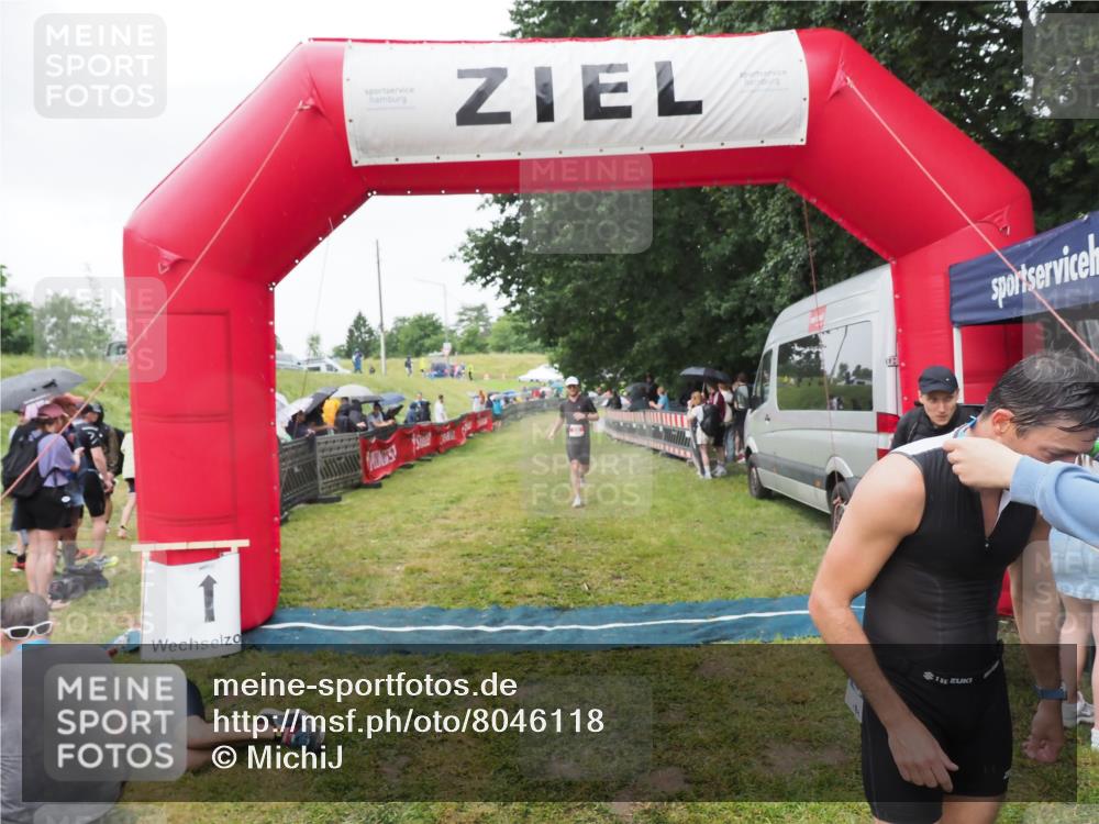 21.06.2025 - 27. Vierlanden-Triathlon MichiJ http://msf.ph/oto/8046118 15.06.2026 13:58:13 Ziel 22, 1116 meine-sportfotos.de