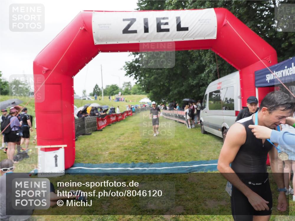 21.06.2025 - 27. Vierlanden-Triathlon MichiJ http://msf.ph/oto/8046120 15.06.2026 13:58:13 Ziel 22, 1116 meine-sportfotos.de