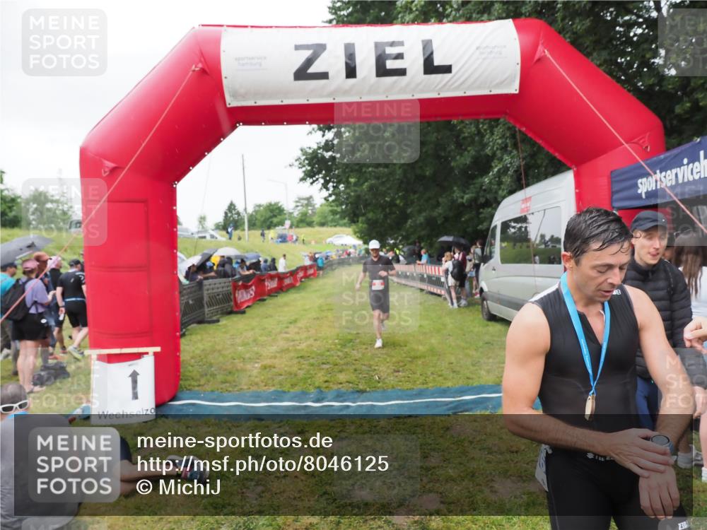 21.06.2025 - 27. Vierlanden-Triathlon MichiJ http://msf.ph/oto/8046125 15.06.2026 13:58:14 Ziel 22, 1116 meine-sportfotos.de