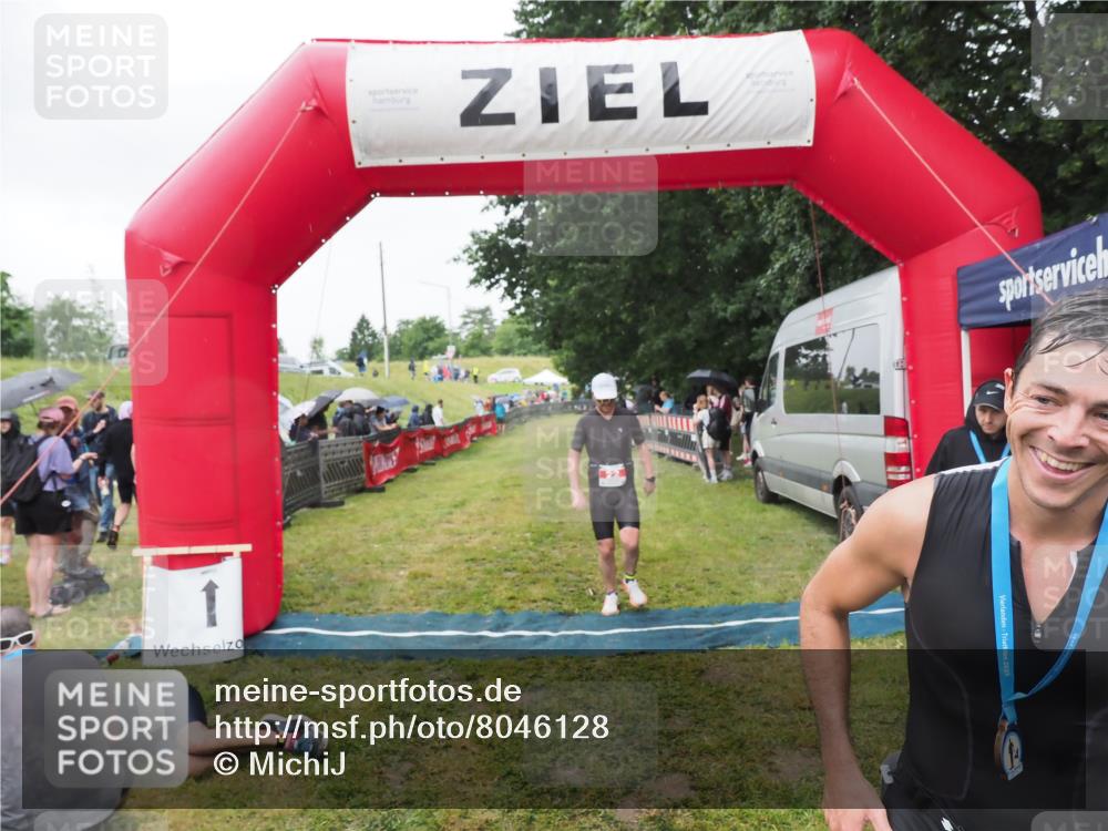 21.06.2025 - 27. Vierlanden-Triathlon MichiJ http://msf.ph/oto/8046128 15.06.2026 13:58:15 Ziel 22, 1116 meine-sportfotos.de