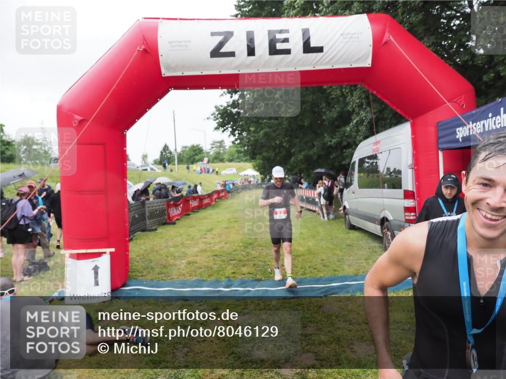 21.06.2025 - 27. Vierlanden-Triathlon MichiJ http://msf.ph/oto/8046129 15.06.2026 13:58:15 Ziel 22, 1116 meine-sportfotos.de