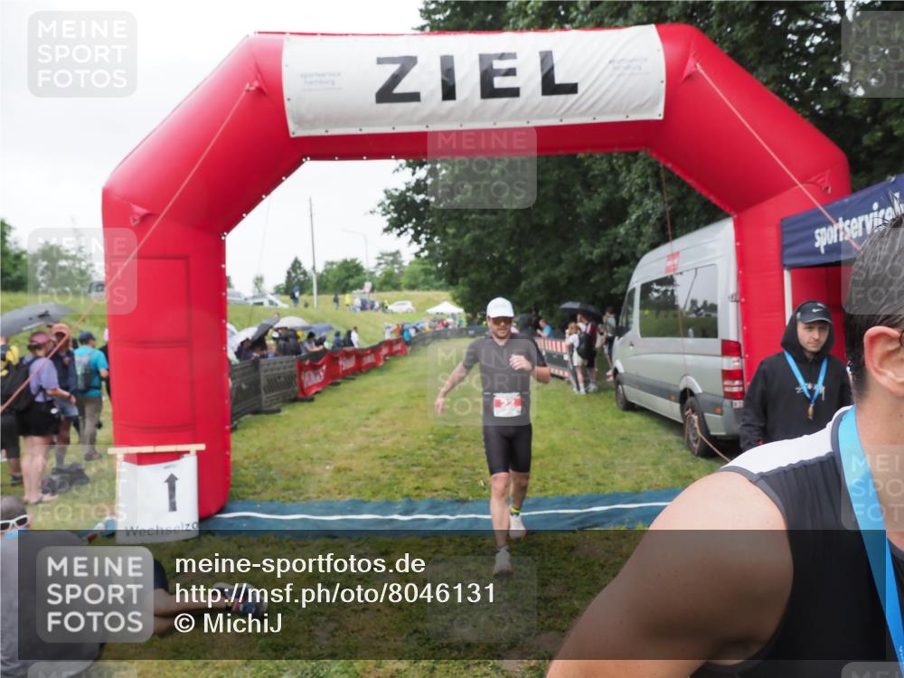 21.06.2025 - 27. Vierlanden-Triathlon MichiJ http://msf.ph/oto/8046131 15.06.2026 13:58:16 Ziel 22, 1116 meine-sportfotos.de