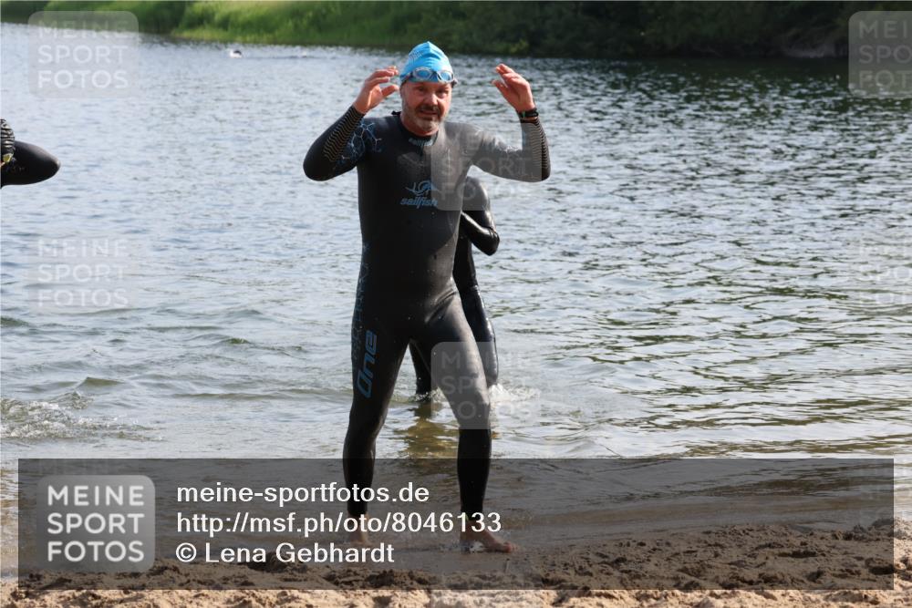 15.06.2025 - 27. Vierlanden-Triathlon Lena Gebhardt http://msf.ph/oto/8046133 15.06.2025 08:42:04 Schwimmen 71, 121, 128, 135 meine-sportfotos.de