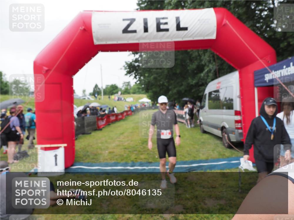 21.06.2025 - 27. Vierlanden-Triathlon MichiJ http://msf.ph/oto/8046135 15.06.2026 13:58:16 Ziel 22, 1116 meine-sportfotos.de