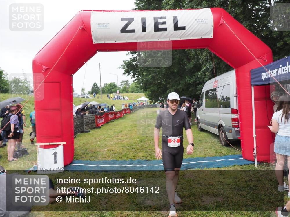 21.06.2025 - 27. Vierlanden-Triathlon MichiJ http://msf.ph/oto/8046142 15.06.2026 13:58:17 Ziel 22 meine-sportfotos.de