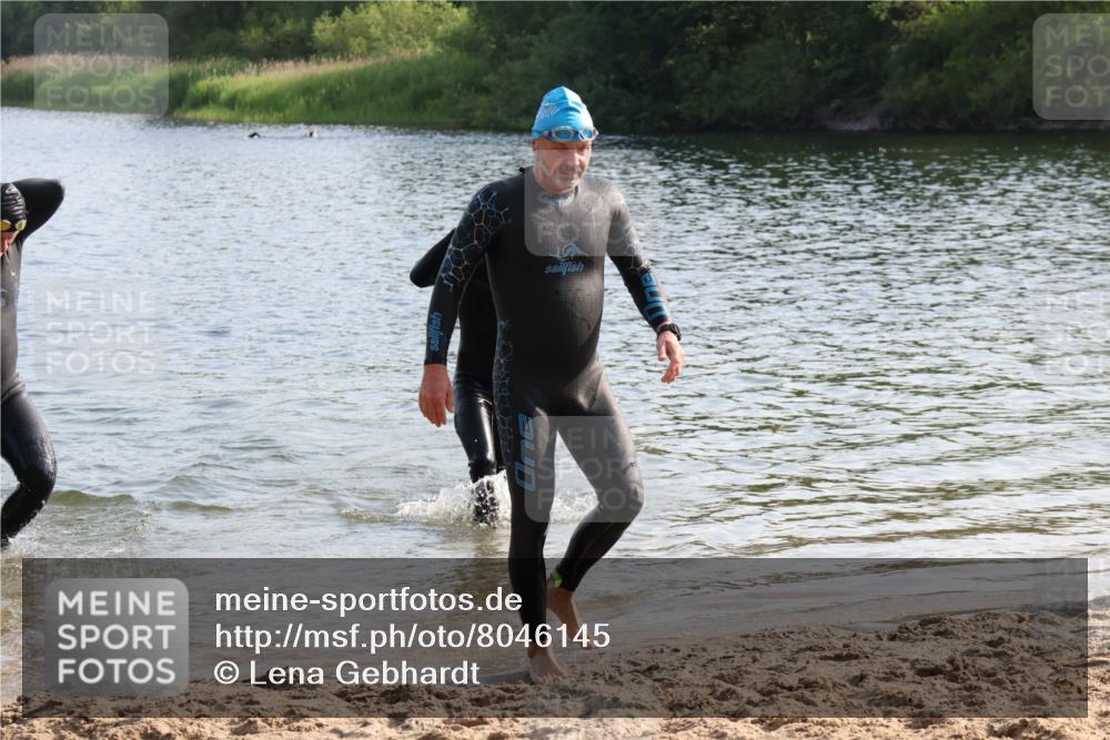15.06.2025 - 27. Vierlanden-Triathlon Lena Gebhardt http://msf.ph/oto/8046145 15.06.2025 08:42:04 Schwimmen 71, 121, 128, 135 meine-sportfotos.de