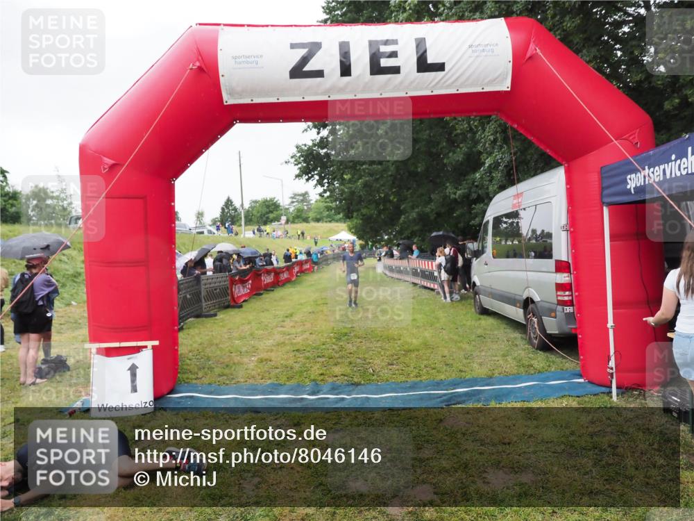 21.06.2025 - 27. Vierlanden-Triathlon MichiJ http://msf.ph/oto/8046146 15.06.2026 13:58:32 Ziel 838 meine-sportfotos.de