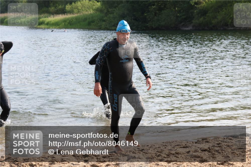 15.06.2025 - 27. Vierlanden-Triathlon Lena Gebhardt http://msf.ph/oto/8046149 15.06.2025 08:42:04 Schwimmen 71, 121, 128, 135 meine-sportfotos.de