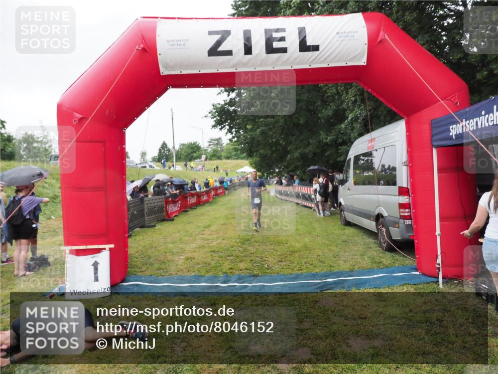 21.06.2025 - 27. Vierlanden-Triathlon MichiJ http://msf.ph/oto/8046152 15.06.2026 13:58:33 Ziel 838 meine-sportfotos.de